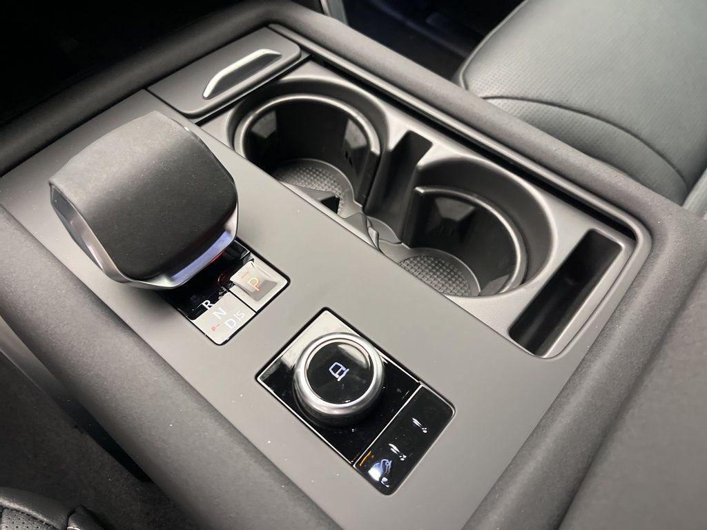 new 2025 Land Rover Discovery car, priced at $69,528