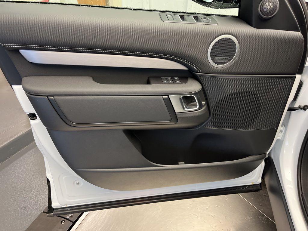 new 2025 Land Rover Discovery car, priced at $69,528