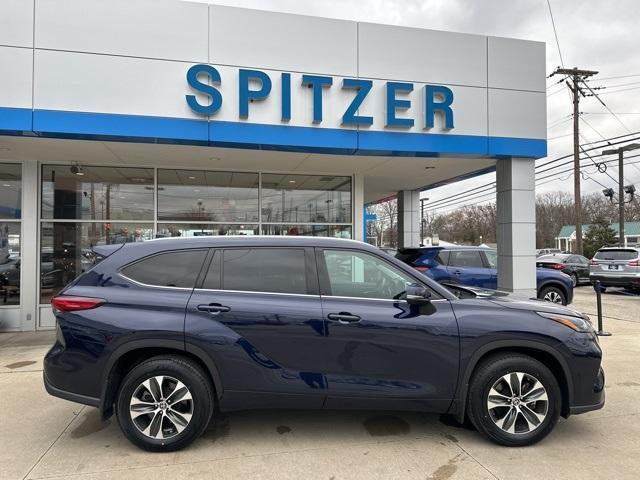 used 2021 Toyota Highlander car, priced at $31,497