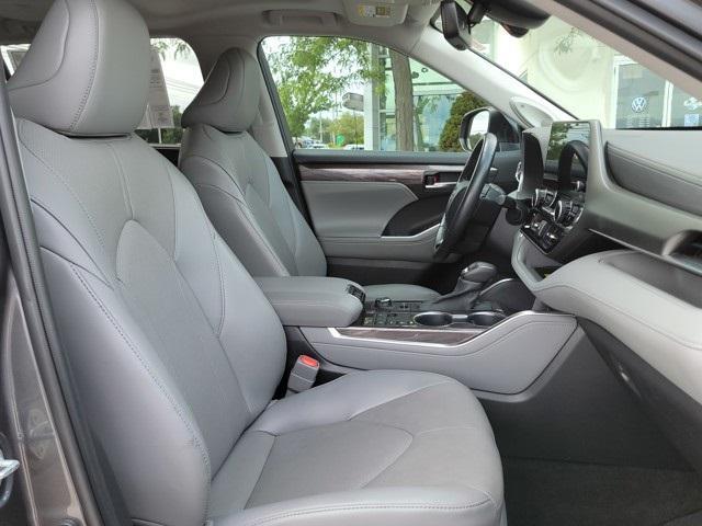used 2023 Toyota Highlander car, priced at $39,995