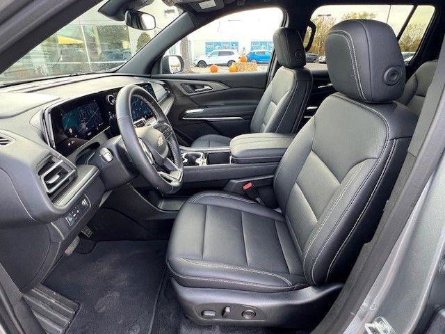 used 2025 Chevrolet Traverse car, priced at $35,995