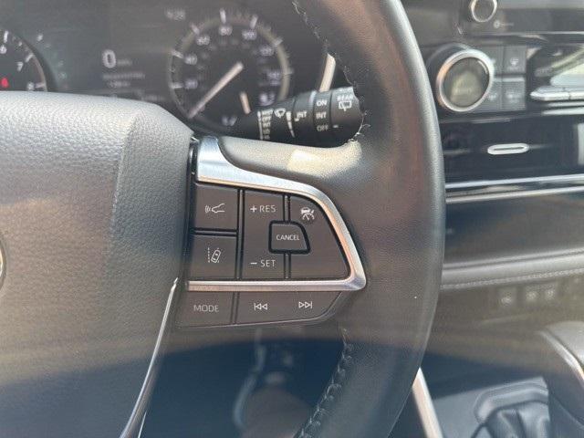 used 2021 Toyota Highlander car, priced at $33,519