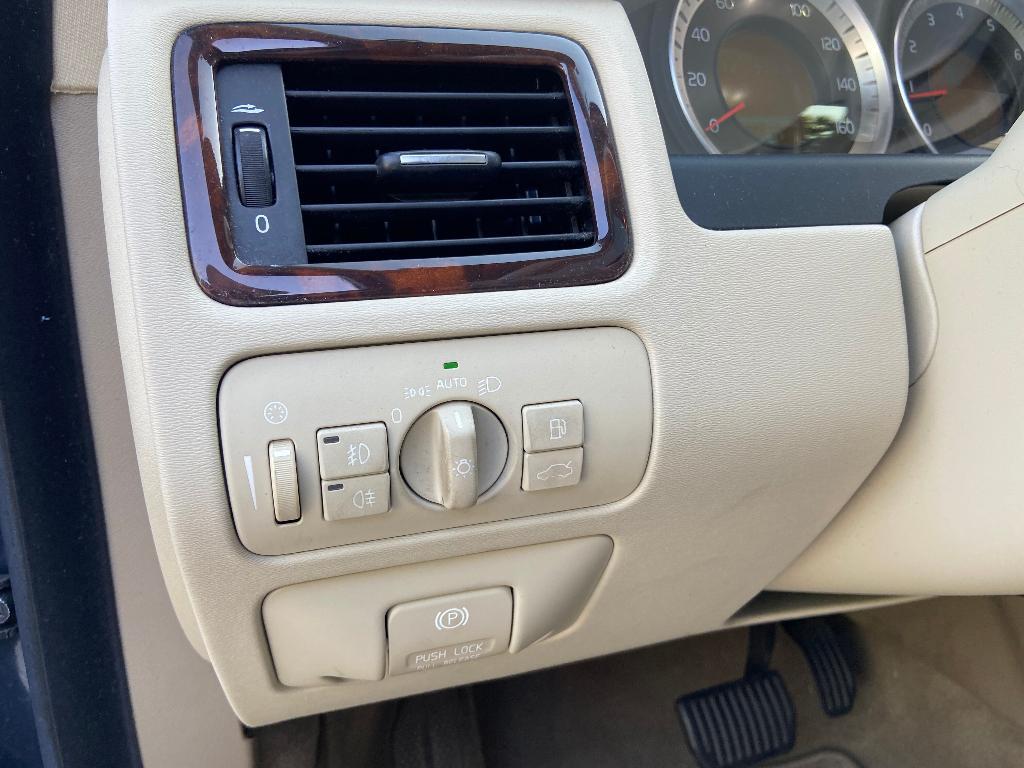 used 2013 Volvo XC70 car, priced at $11,000
