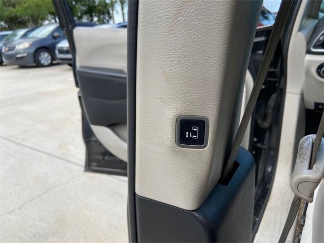 used 2018 Chrysler Pacifica car, priced at $15,500