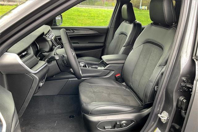 new 2025 Jeep Grand Cherokee car, priced at $48,175