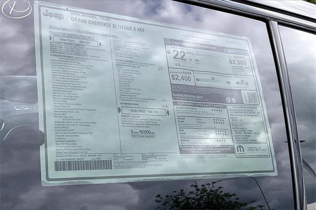 new 2025 Jeep Grand Cherokee car, priced at $48,175