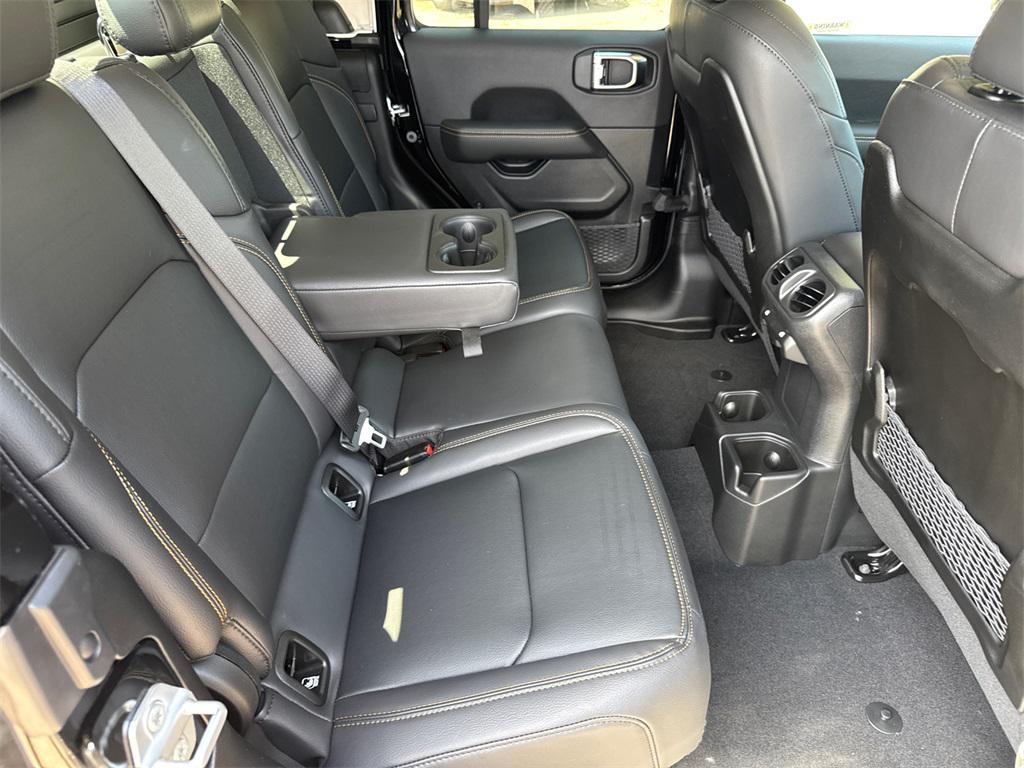 new 2025 Jeep Gladiator car, priced at $43,425