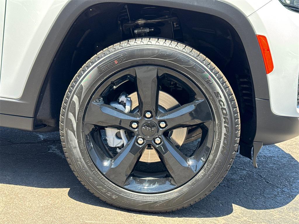 new 2025 Jeep Grand Cherokee car, priced at $43,925