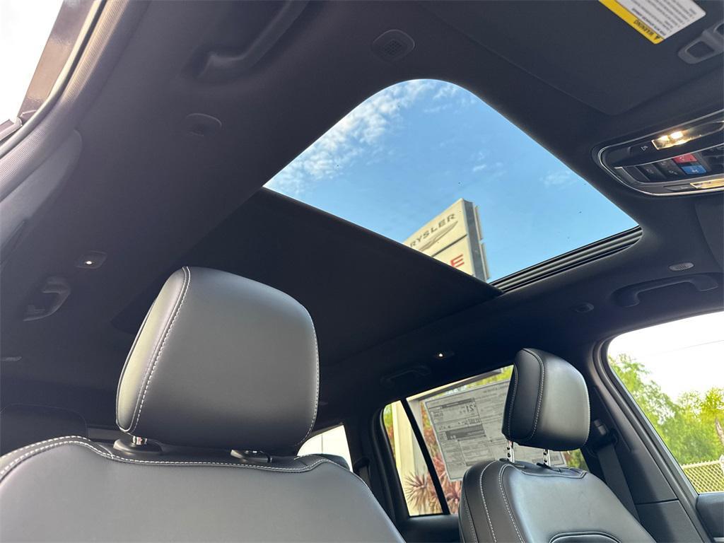 new 2025 Jeep Grand Cherokee car, priced at $48,975