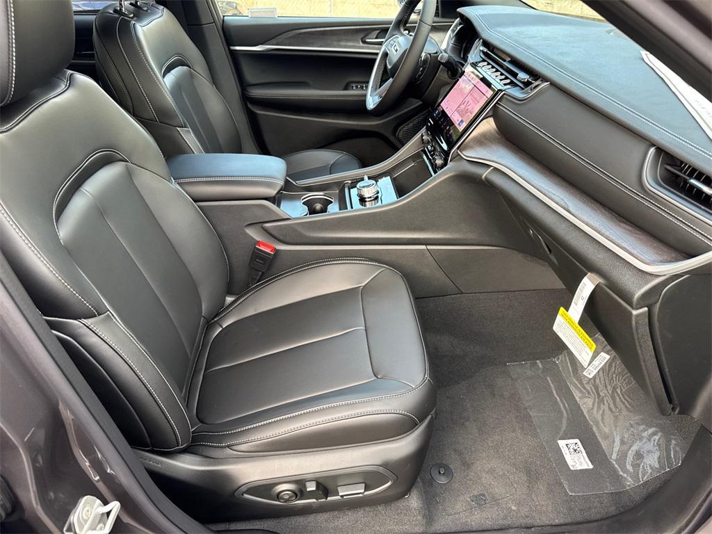 new 2025 Jeep Grand Cherokee car, priced at $48,975