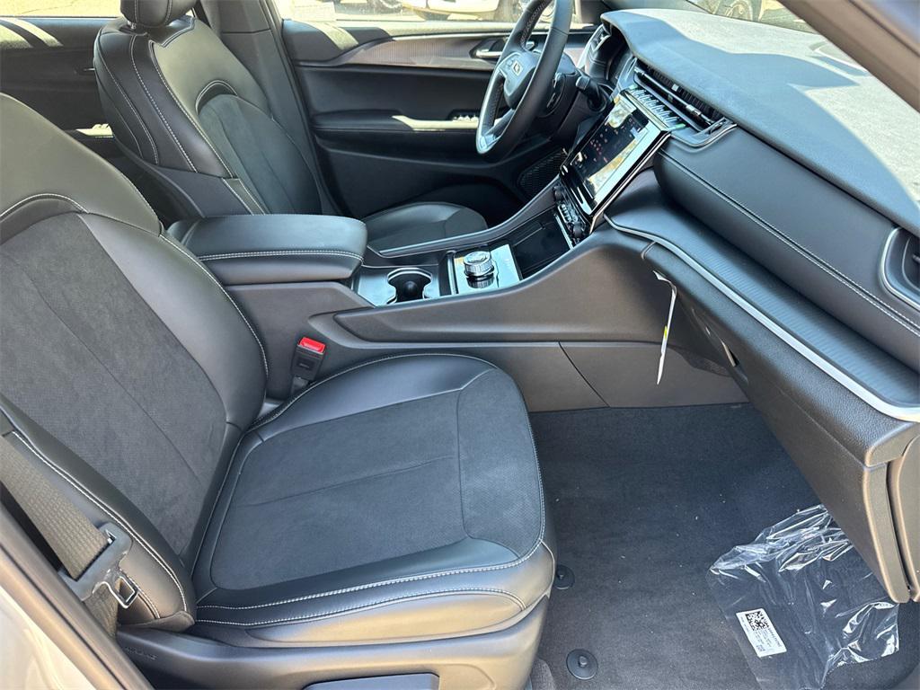 new 2025 Jeep Grand Cherokee car, priced at $44,175