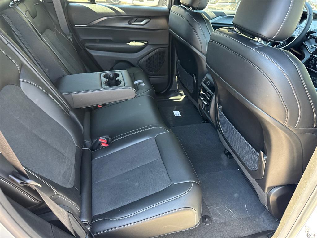 new 2025 Jeep Grand Cherokee car, priced at $44,175