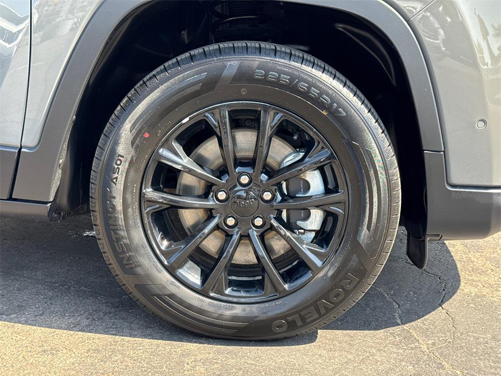 used 2023 Jeep Cherokee car, priced at $22,633
