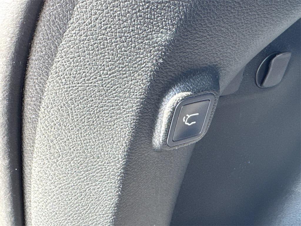 used 2023 Jeep Cherokee car, priced at $22,633