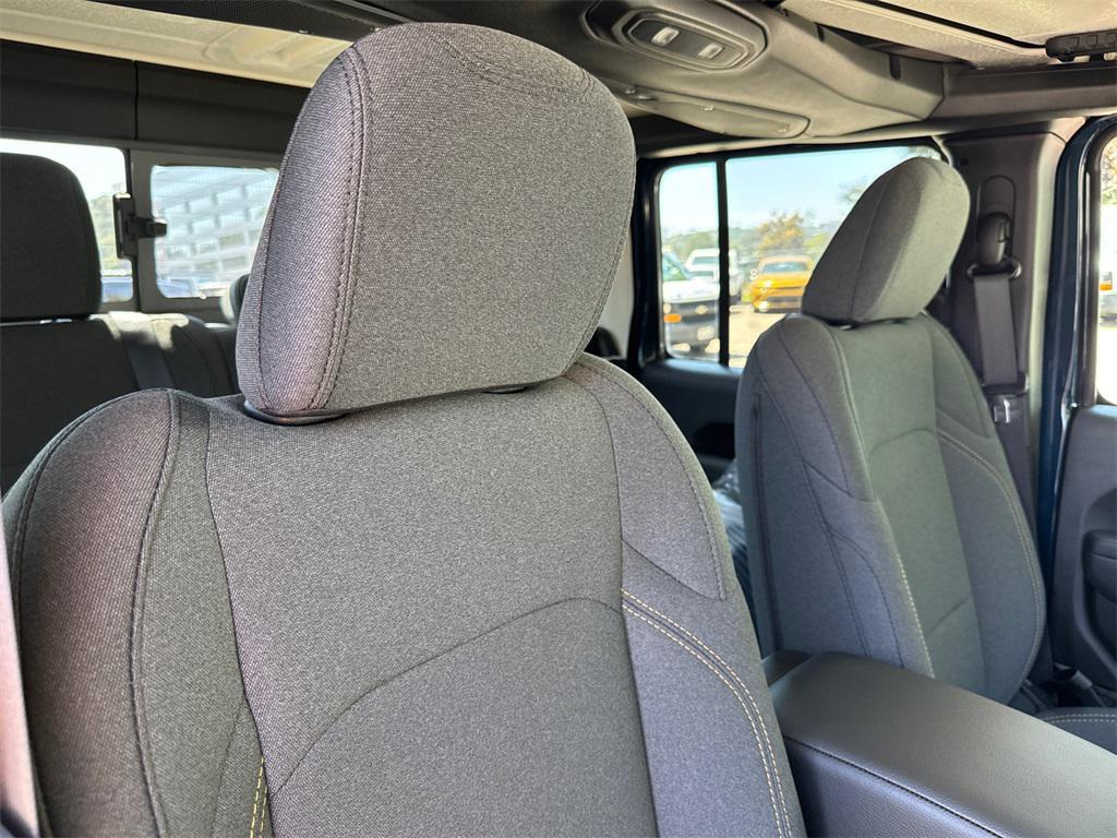 new 2025 Jeep Gladiator car, priced at $43,675