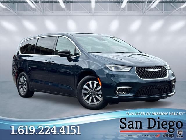 new 2025 Chrysler Pacifica Hybrid car, priced at $43,925