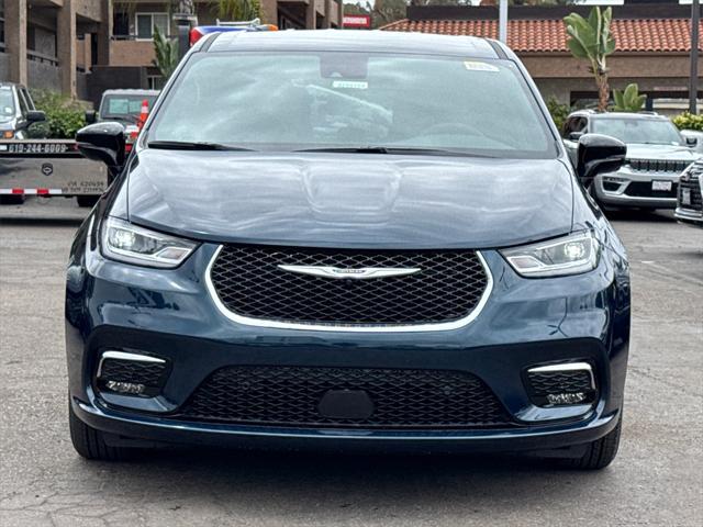 new 2025 Chrysler Pacifica Hybrid car, priced at $43,925
