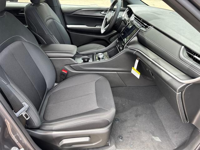 new 2025 Jeep Grand Cherokee car, priced at $35,925