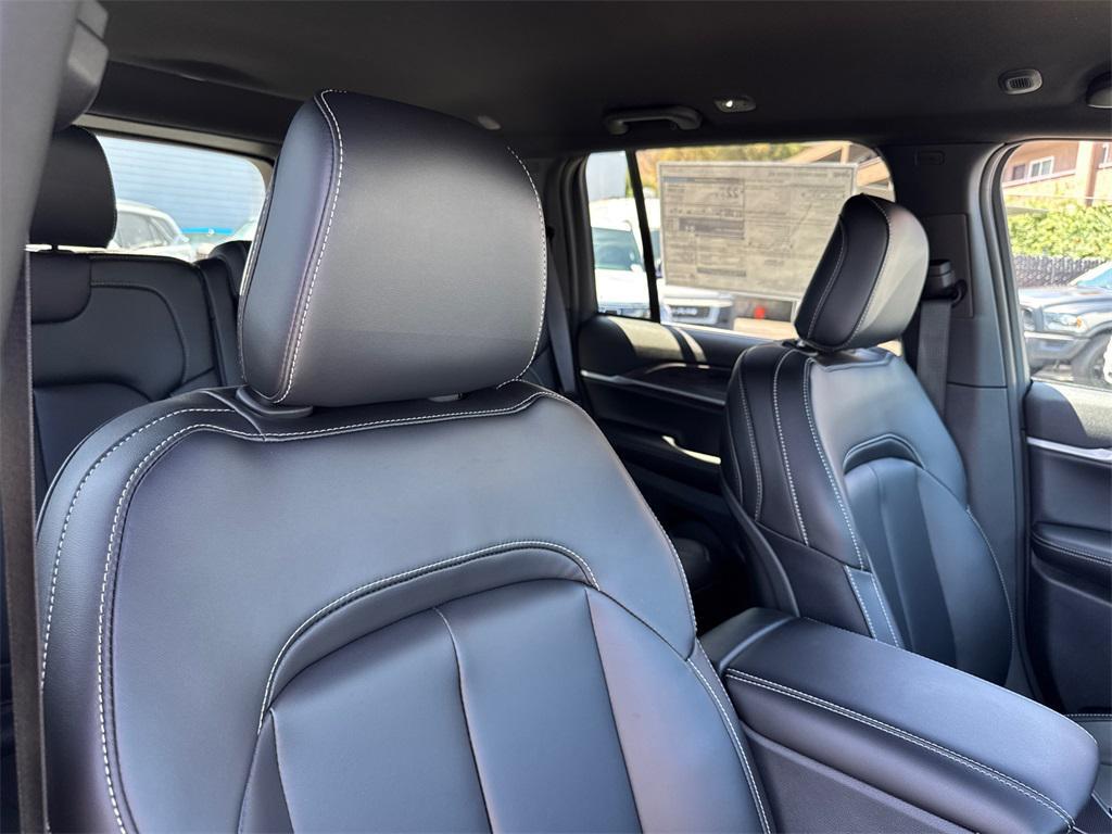 new 2025 Jeep Grand Cherokee car, priced at $43,925