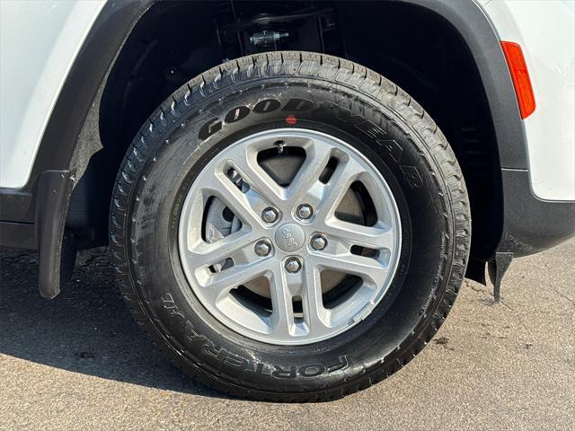 new 2025 Jeep Grand Cherokee car, priced at $35,925