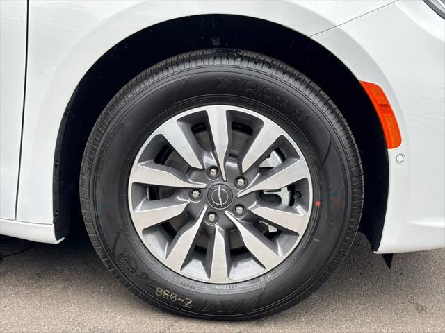 new 2025 Chrysler Pacifica Hybrid car, priced at $40,825