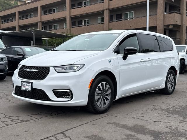 new 2025 Chrysler Pacifica Hybrid car, priced at $40,825
