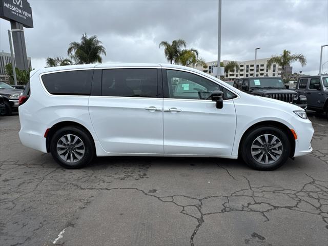 new 2025 Chrysler Pacifica Hybrid car, priced at $40,825