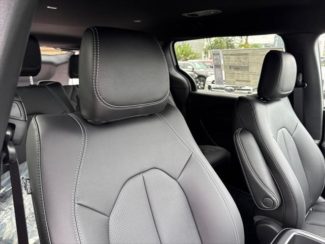 new 2025 Chrysler Pacifica Hybrid car, priced at $40,825