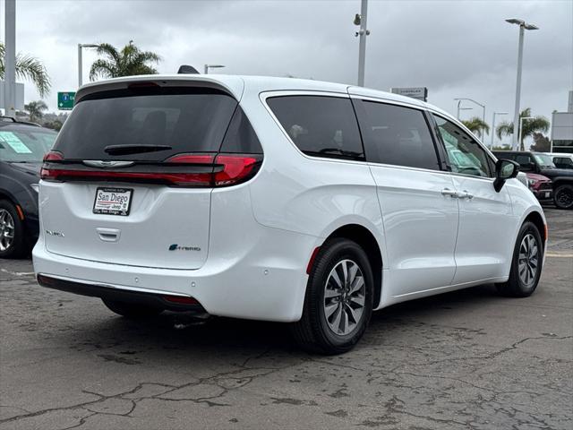 new 2025 Chrysler Pacifica Hybrid car, priced at $40,825