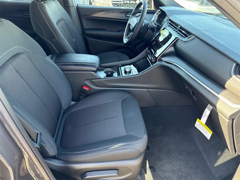 new 2025 Jeep Grand Cherokee car, priced at $39,175