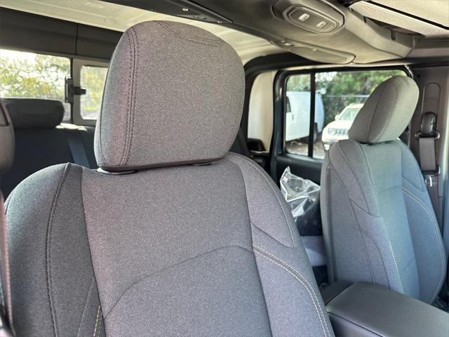 new 2025 Jeep Gladiator car, priced at $43,425