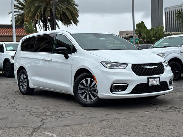 new 2025 Chrysler Pacifica Hybrid car, priced at $40,825
