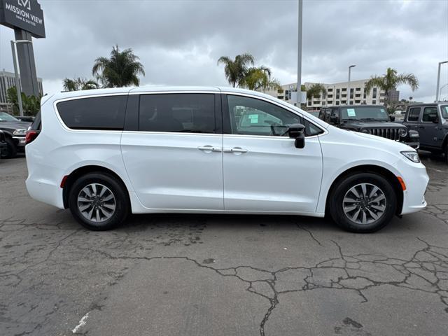 new 2025 Chrysler Pacifica Hybrid car, priced at $40,825