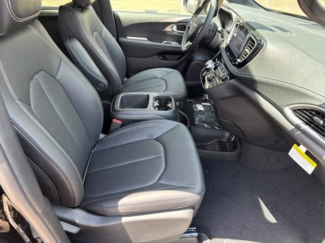 new 2025 Chrysler Pacifica Hybrid car, priced at $40,925