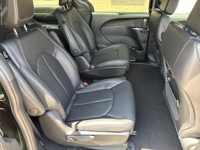 new 2025 Chrysler Pacifica Hybrid car, priced at $40,925