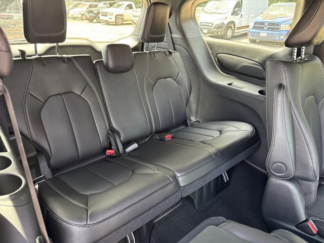 new 2025 Chrysler Pacifica Hybrid car, priced at $40,925