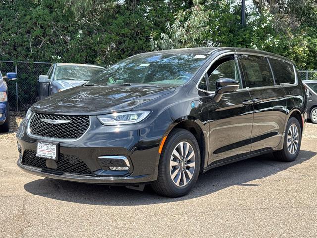 new 2025 Chrysler Pacifica Hybrid car, priced at $40,925