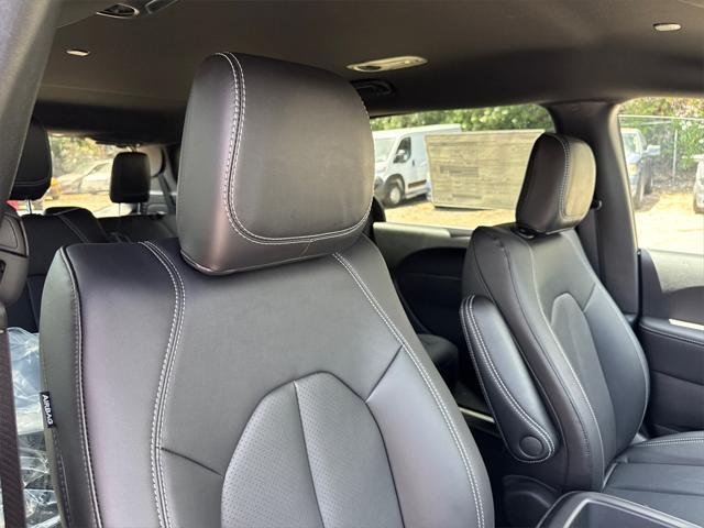new 2025 Chrysler Pacifica Hybrid car, priced at $40,925