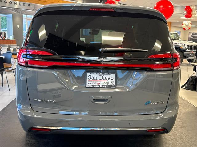 new 2025 Chrysler Pacifica Hybrid car, priced at $37,925