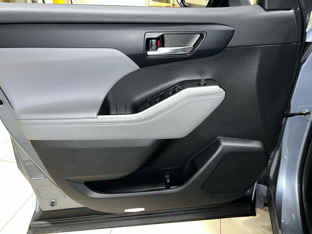 used 2022 Toyota Highlander car, priced at $35,318