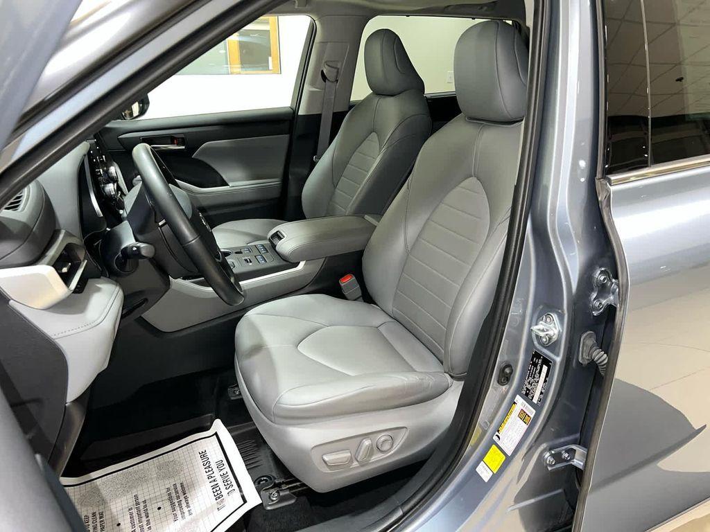 used 2022 Toyota Highlander car, priced at $35,318