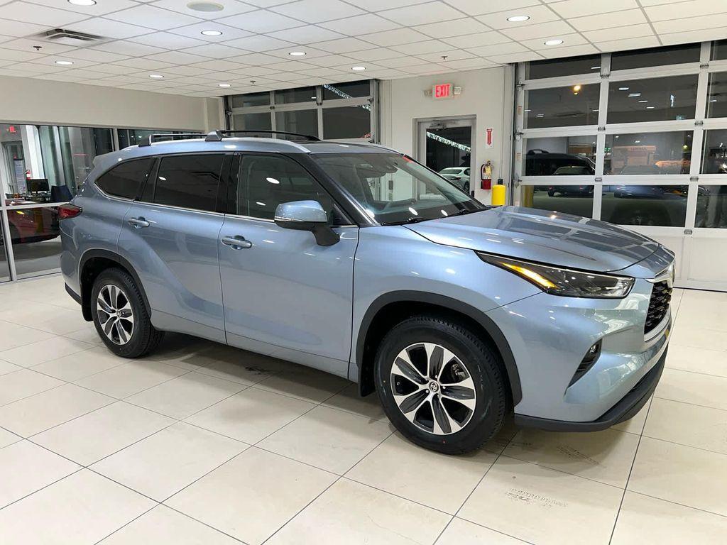 used 2022 Toyota Highlander car, priced at $35,318