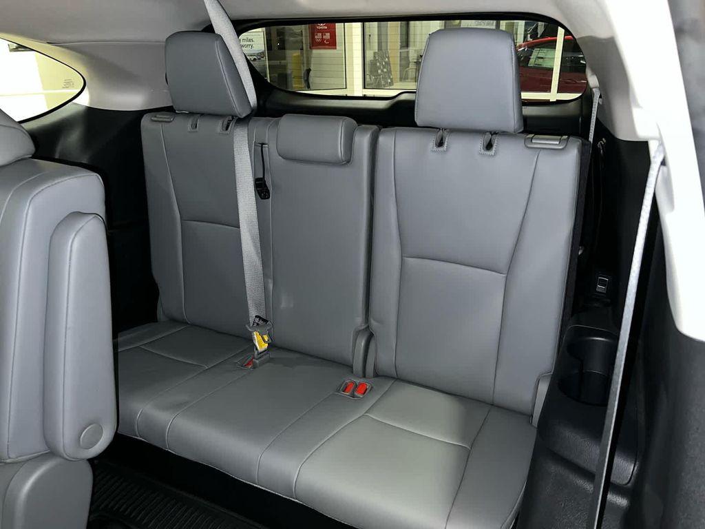 used 2022 Toyota Highlander car, priced at $35,318