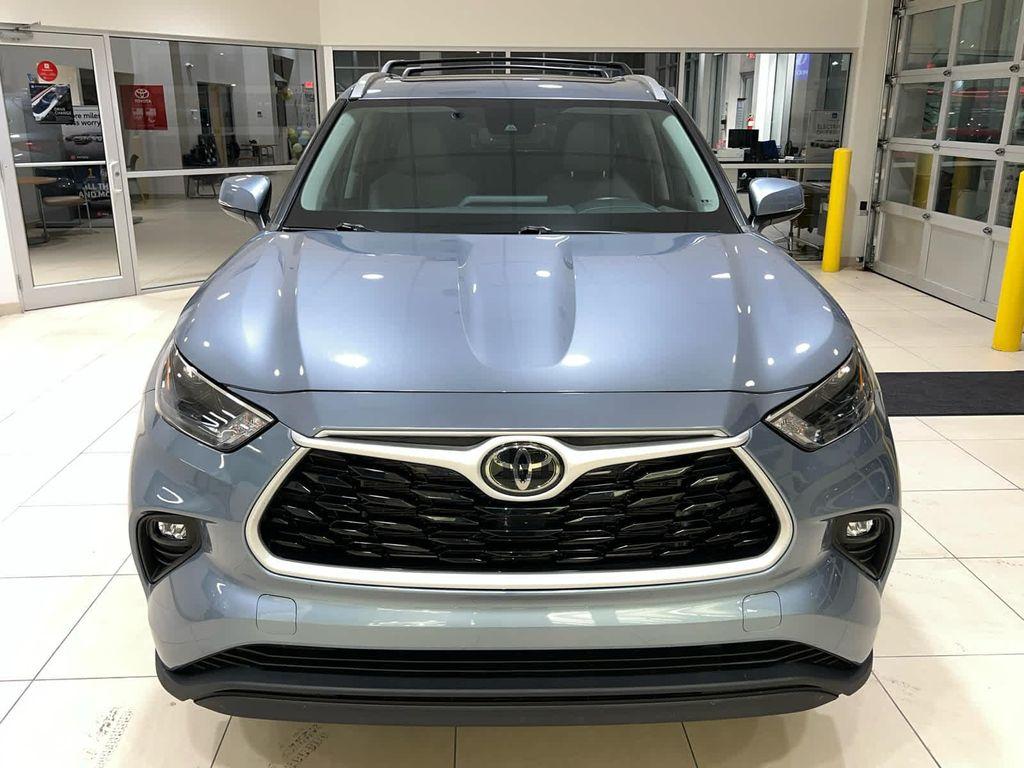 used 2022 Toyota Highlander car, priced at $35,318