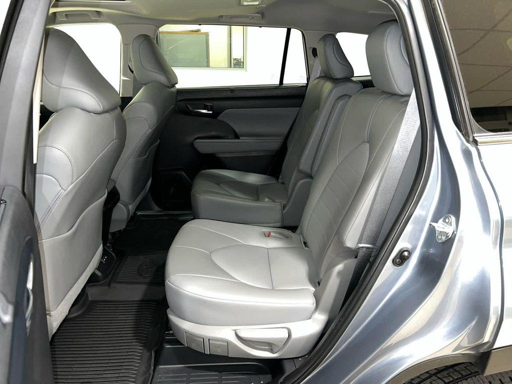 used 2022 Toyota Highlander car, priced at $35,318