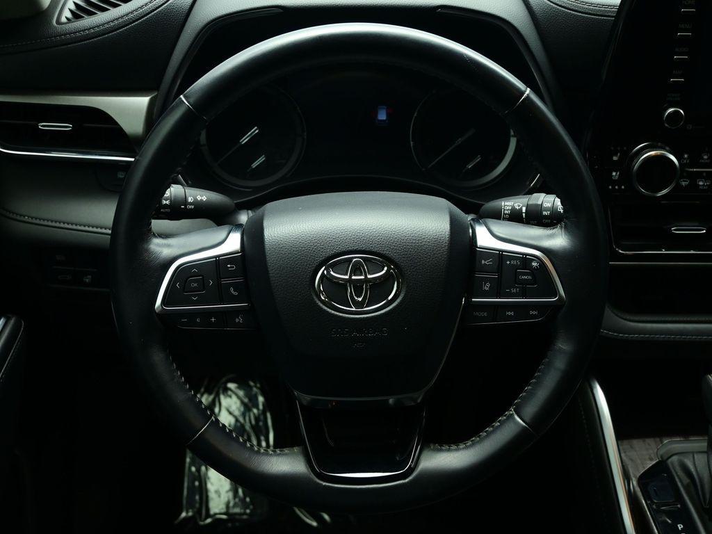 used 2021 Toyota Highlander car, priced at $29,999