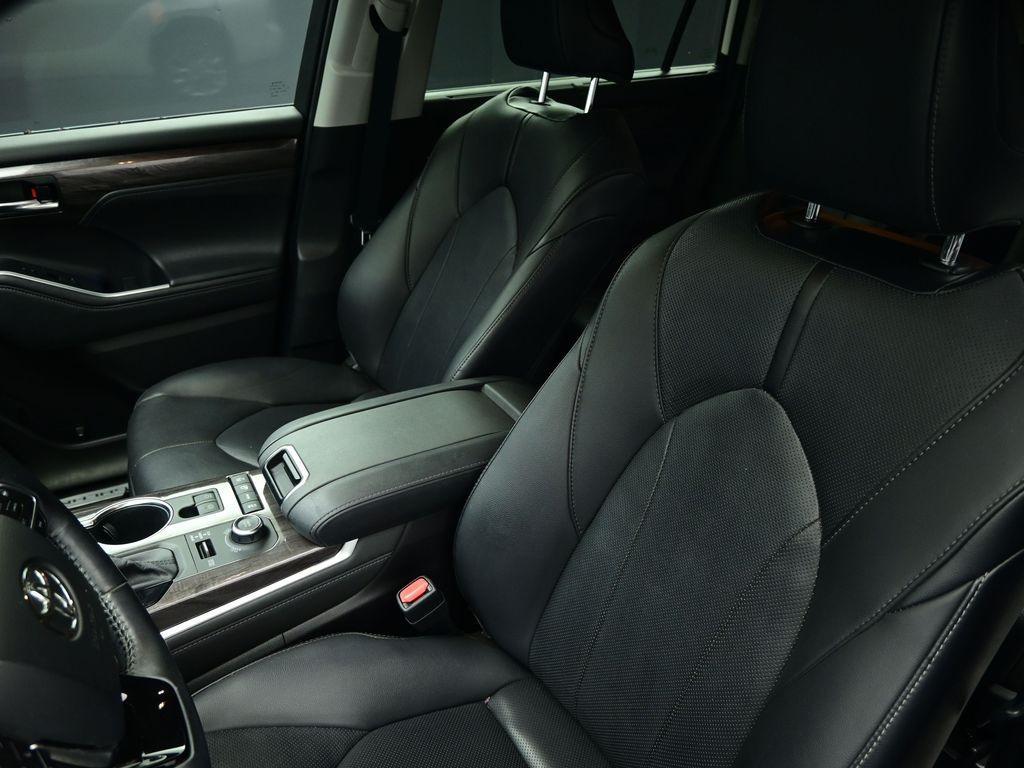 used 2021 Toyota Highlander car, priced at $29,999