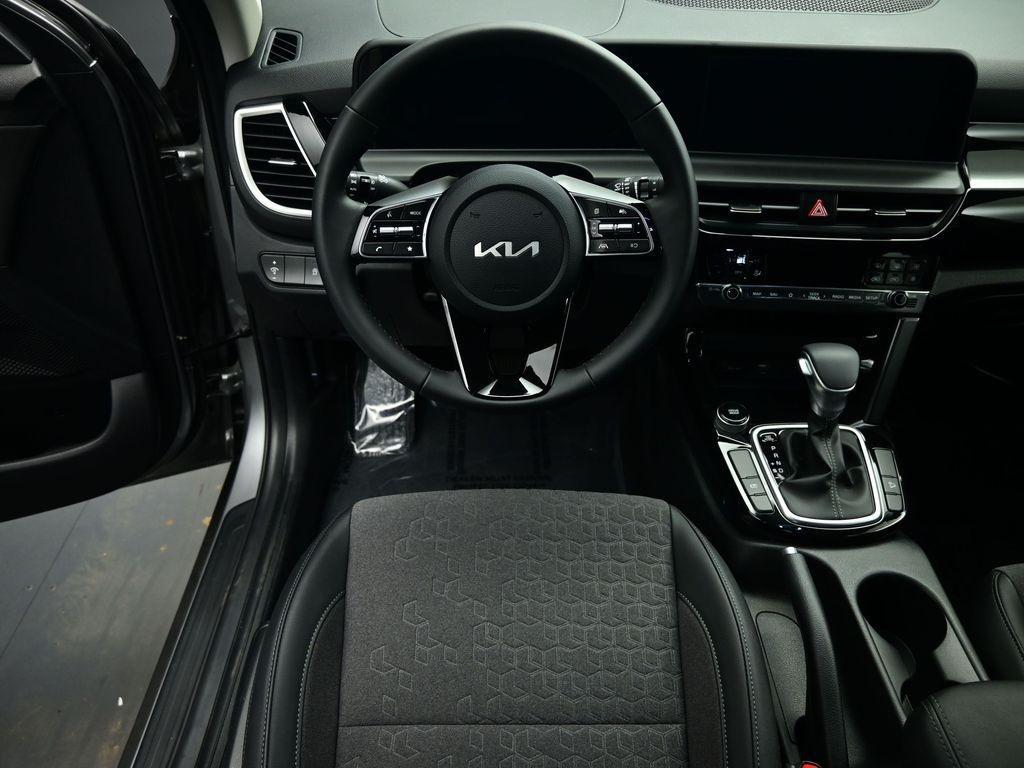 used 2025 Kia Seltos car, priced at $23,999