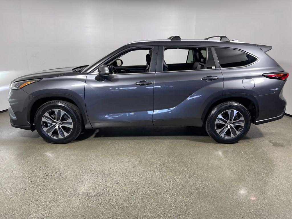 used 2024 Toyota Highlander car, priced at $41,998