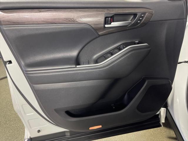 used 2021 Toyota Highlander car, priced at $34,998